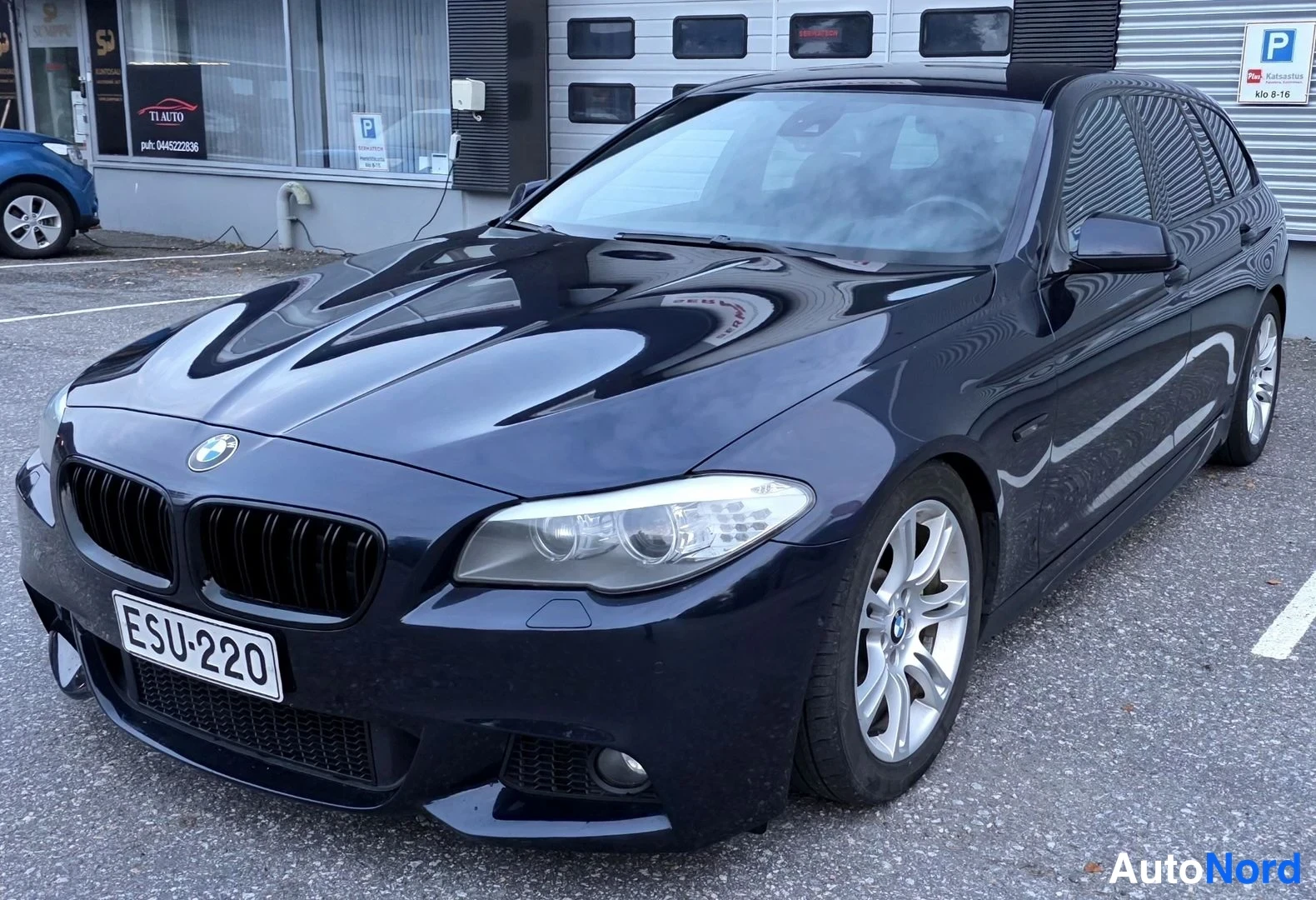Sininen BMW 525d 2011, etuviisto, keula vasemmalle, kuva 2