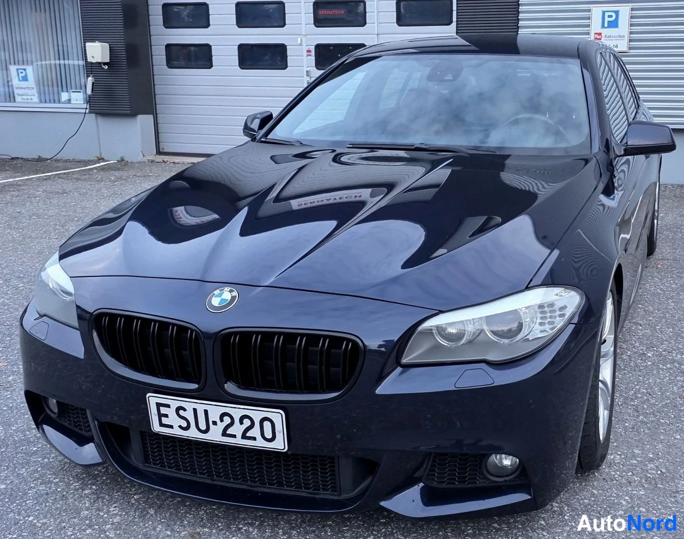 Sininen BMW 525d 2011, edestä, kuva 10