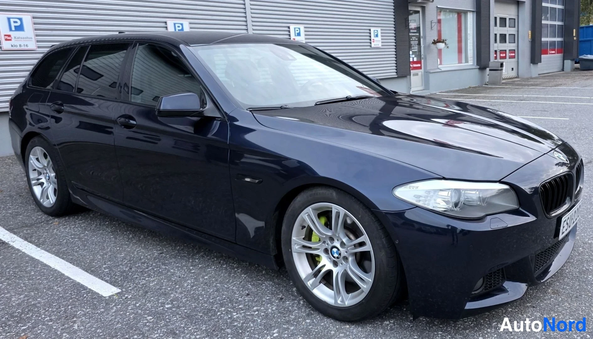 Sininen BMW 525d 2011, etuviisto, keula oikealle, kuva 8