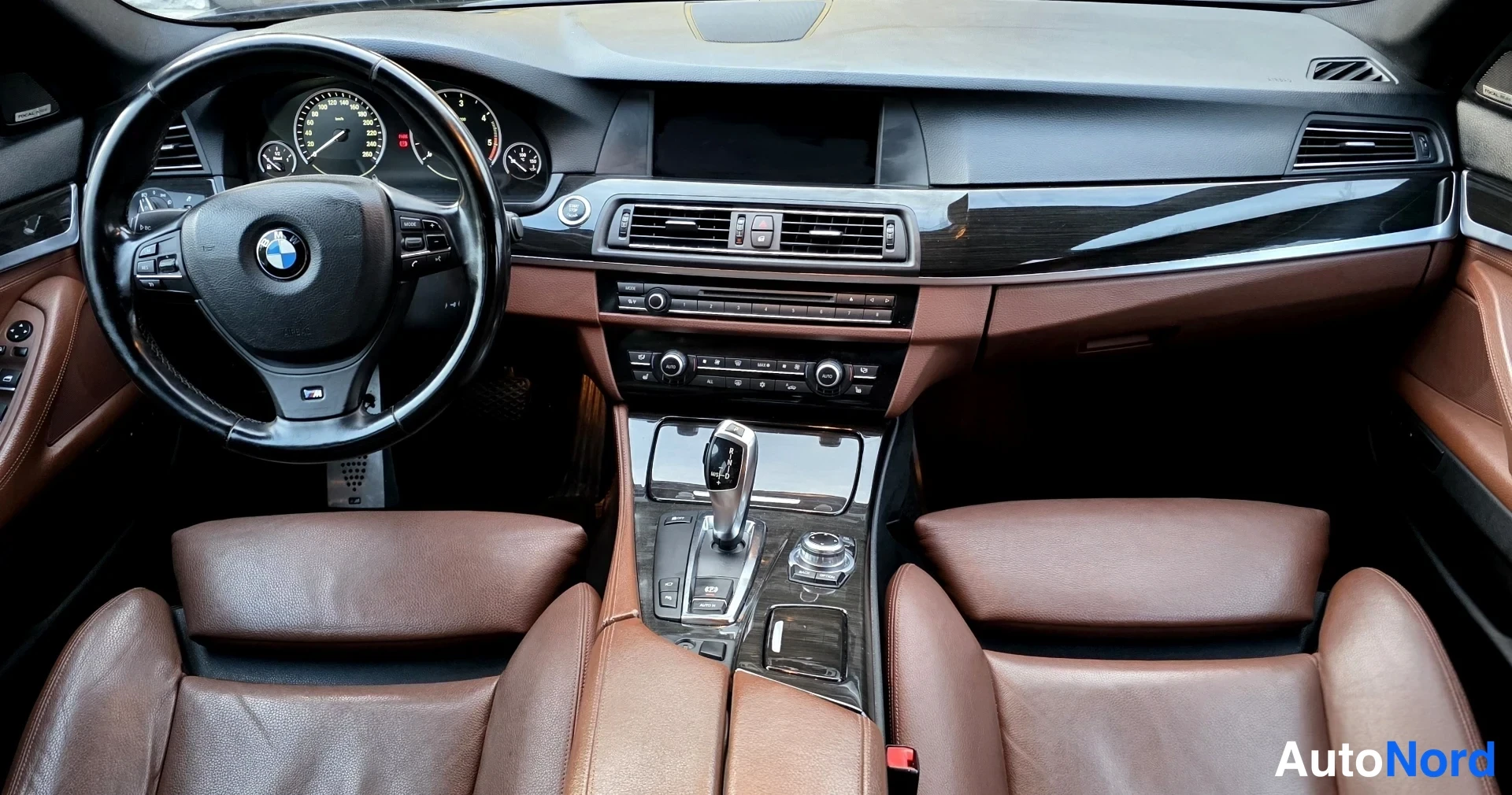 Sininen BMW 525d 2011, ohjaamo, kuva 22