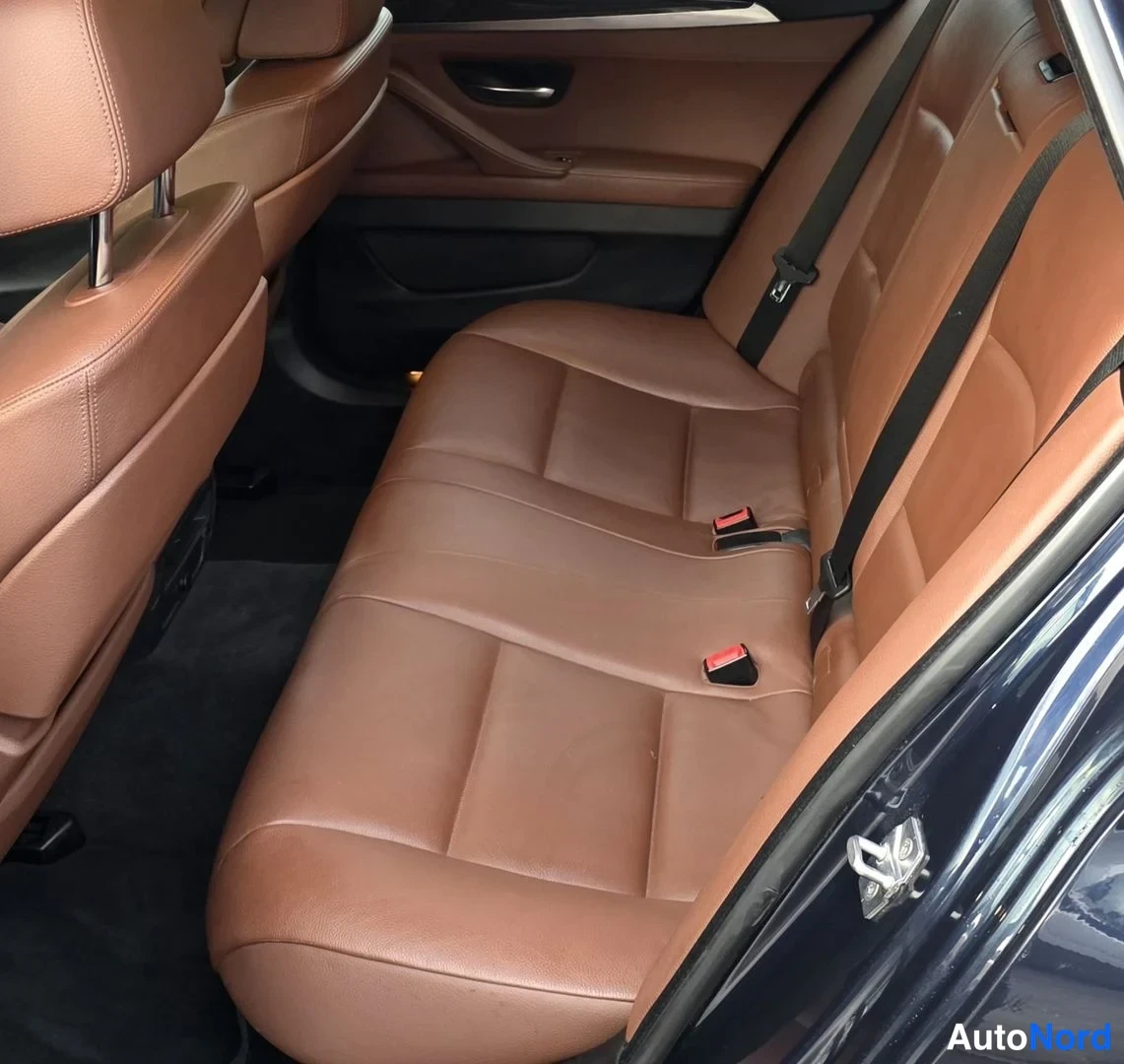 Sininen BMW 525d 2011, takaistuimet, kuva 25