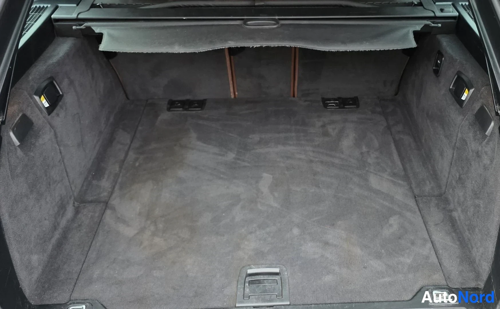 Sininen BMW 525d 2011, tavaratila, kuva 26