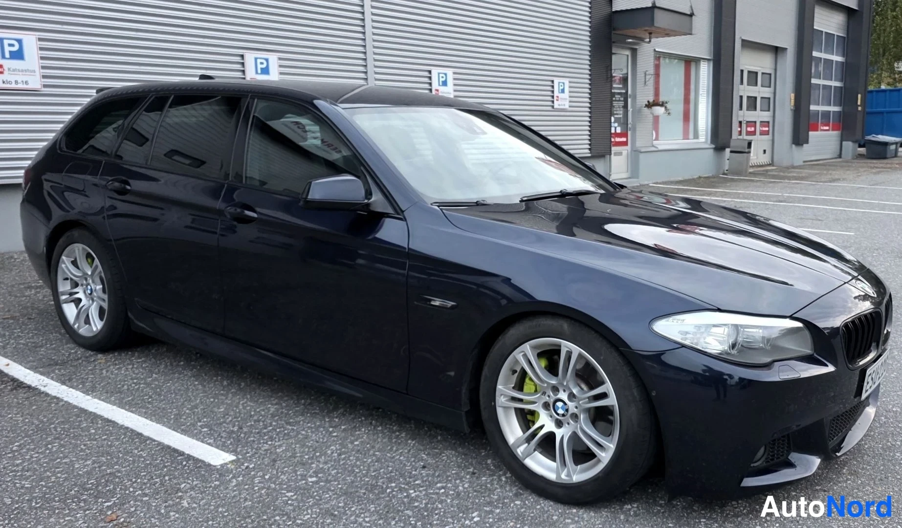 Sininen BMW 525d 2011, etuviisto, keula oikealle, kuva 9