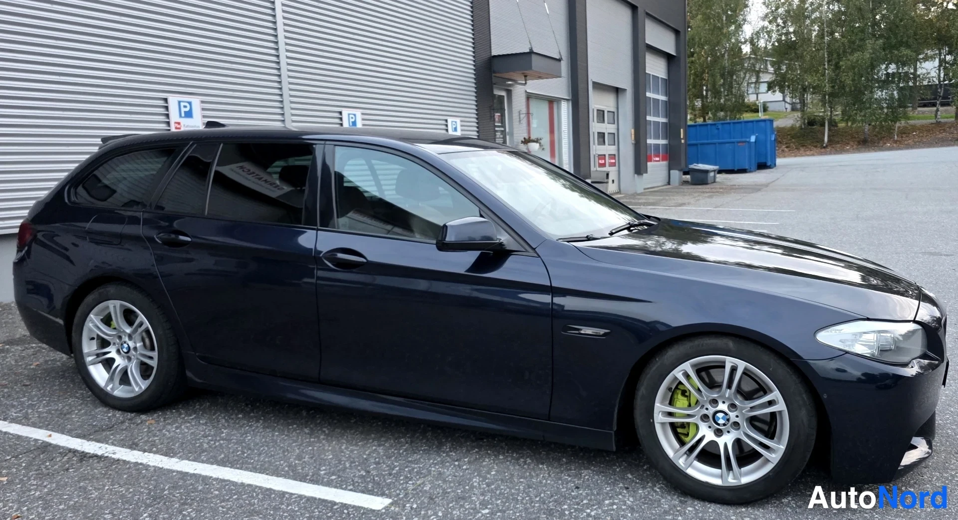 Sininen BMW 525d 2011, etuviisto, keula oikealle, kuva 4