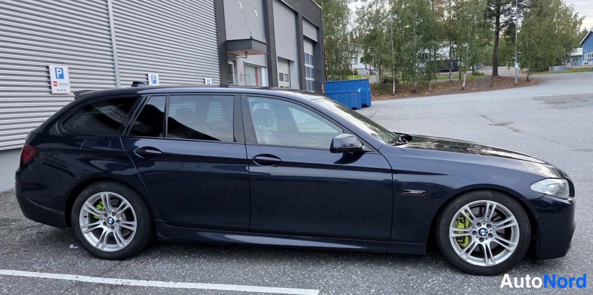 Sininen BMW 525d 2011, etuviisto, keula oikealle, kuva 5