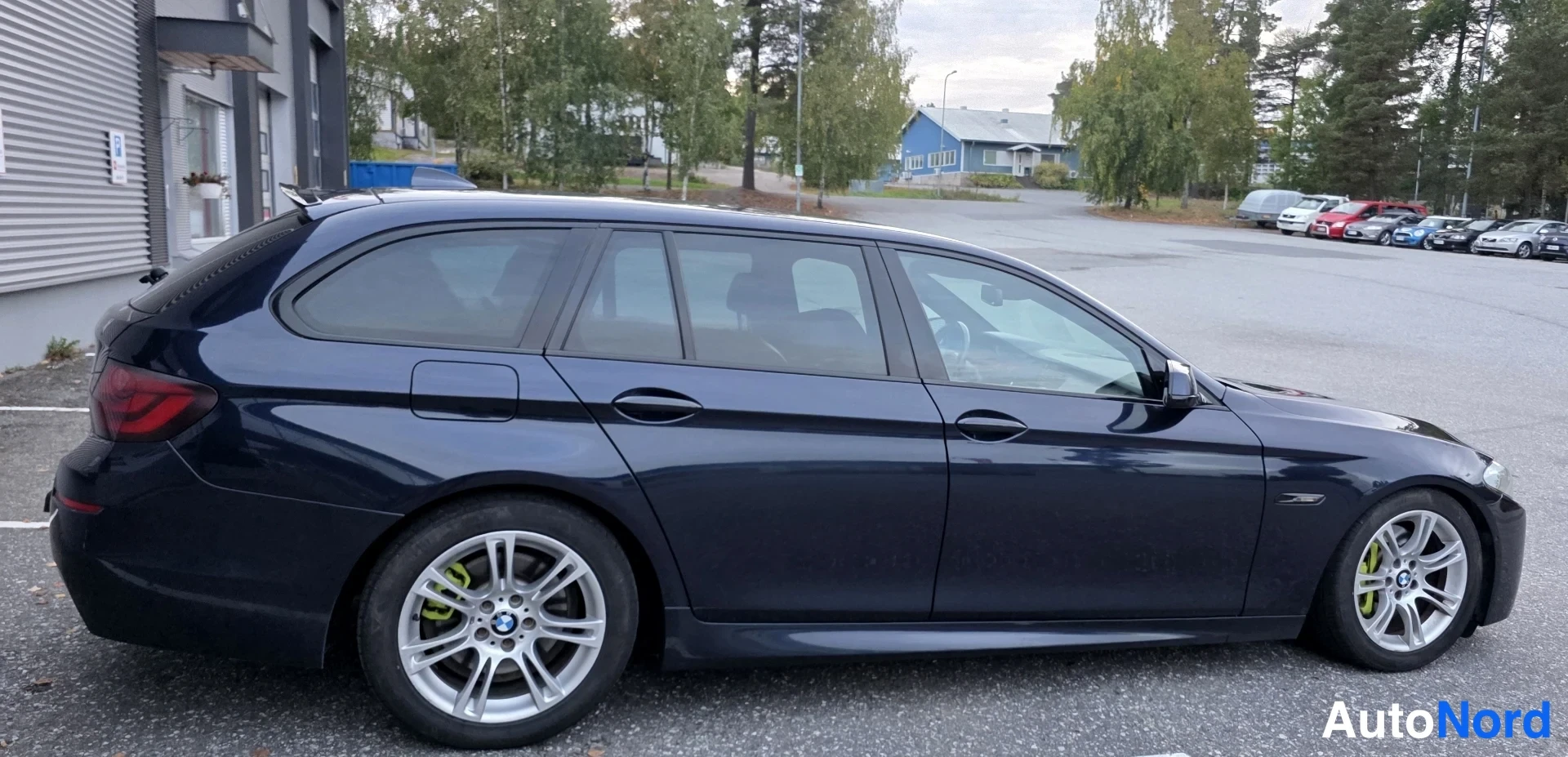 Sininen BMW 525d 2011, takaviisto, kuva 15
