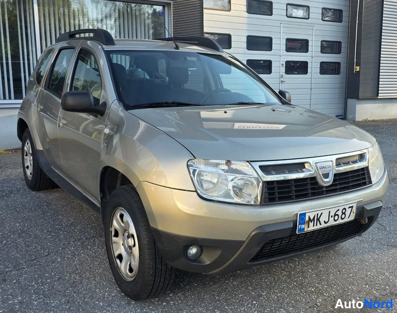 Beige Dacia Duster 2010, etuviisto, keula oikealle, kuva 8