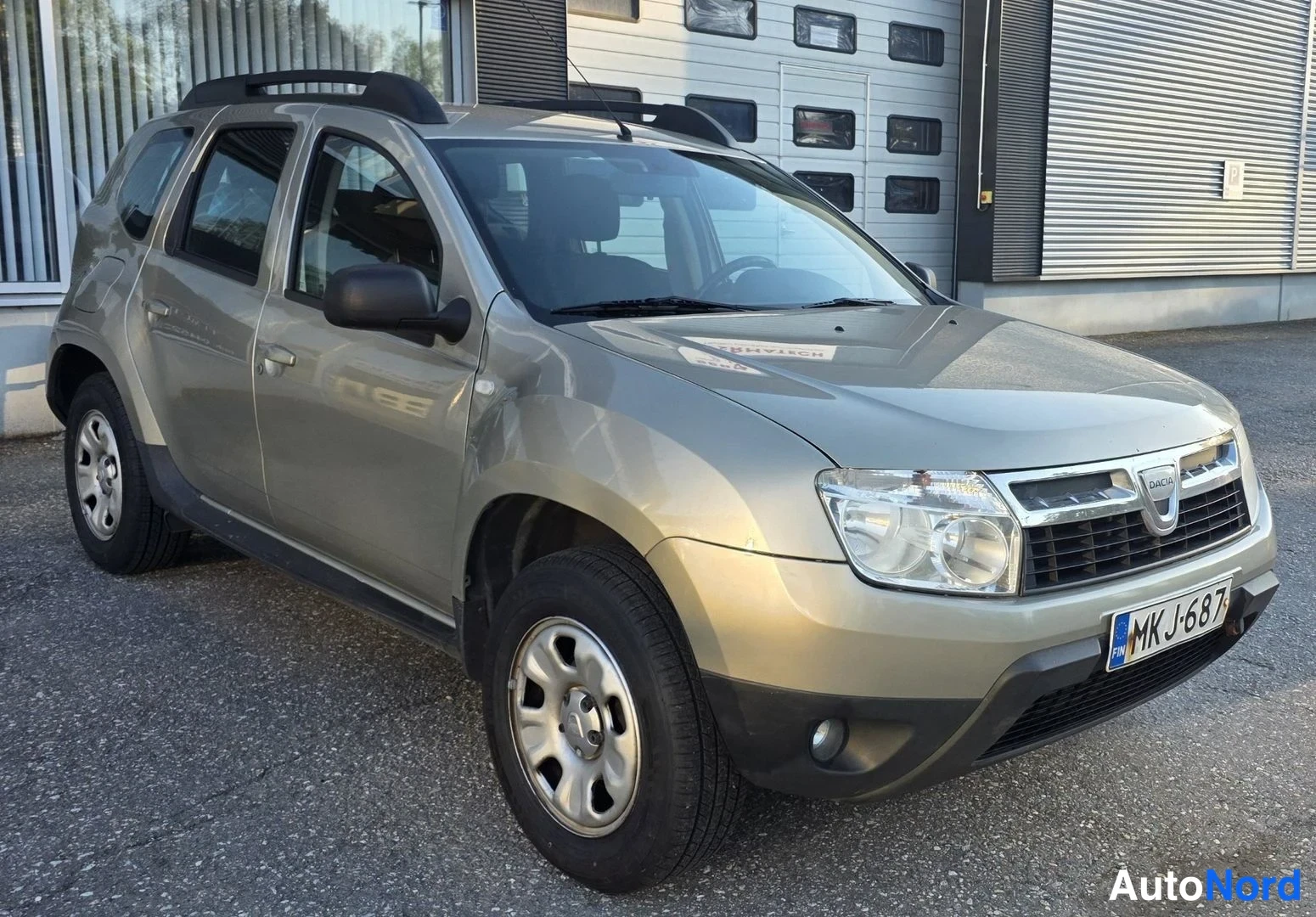 Beige Dacia Duster 2010, etuviisto, keula oikealle, kuva 5