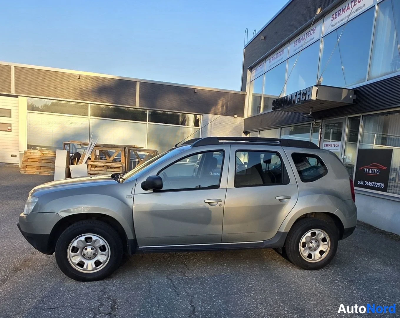 Beige Dacia Duster 2010, etuviisto, keula vasemmalle, kuva 2