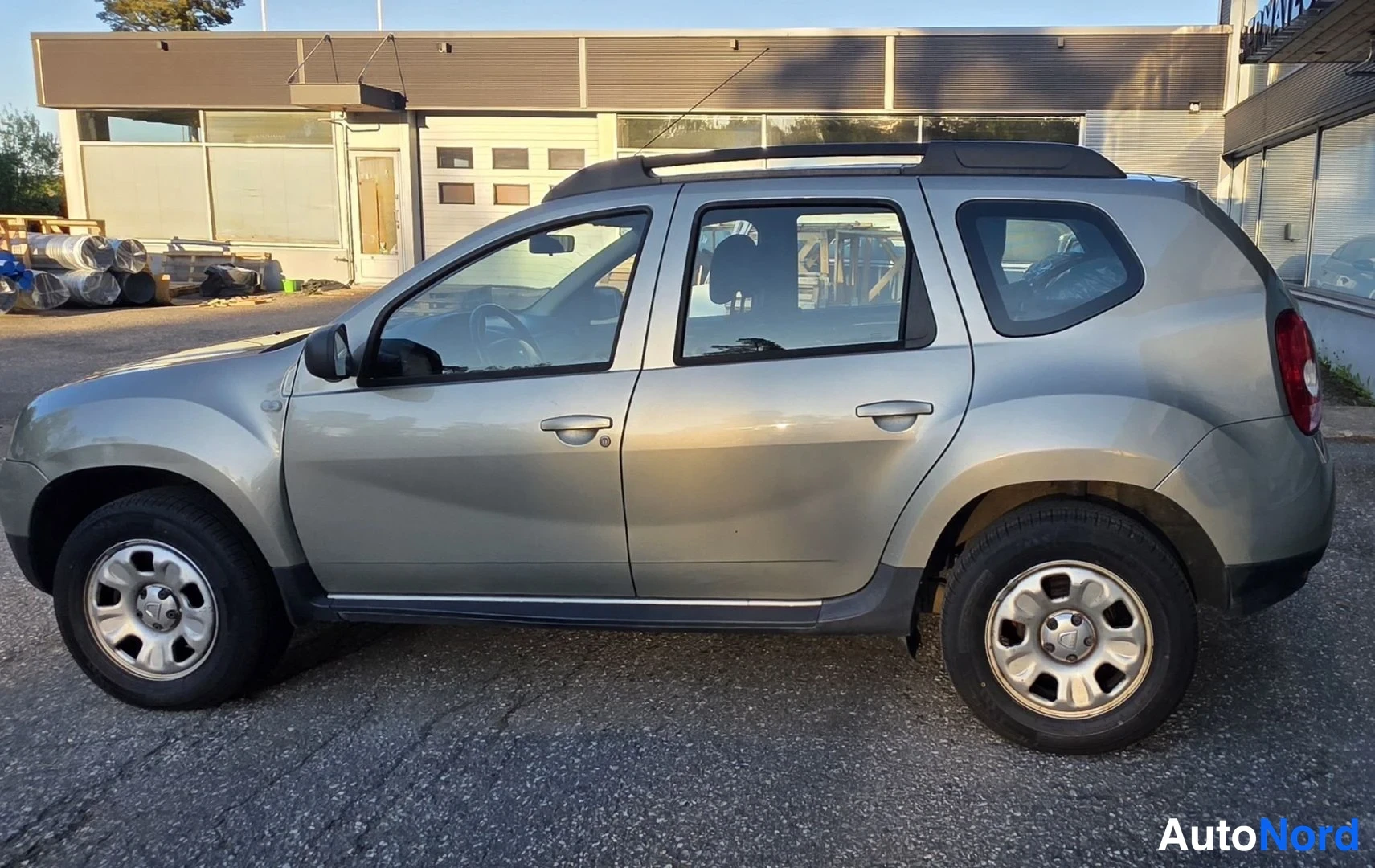 Beige Dacia Duster 2010, sivulta, kuva 11