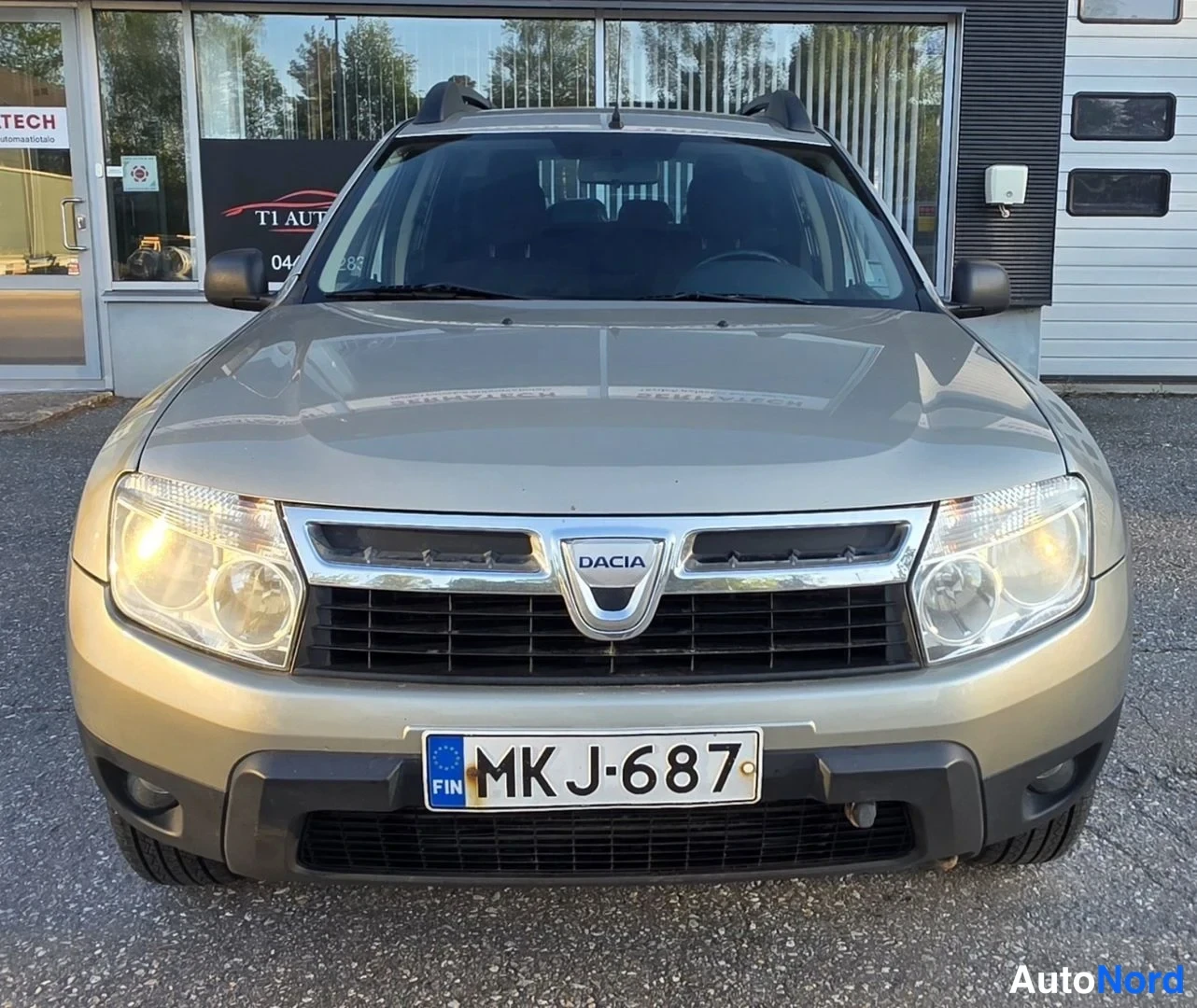 Beige Dacia Duster 2010, edestä, kuva 9