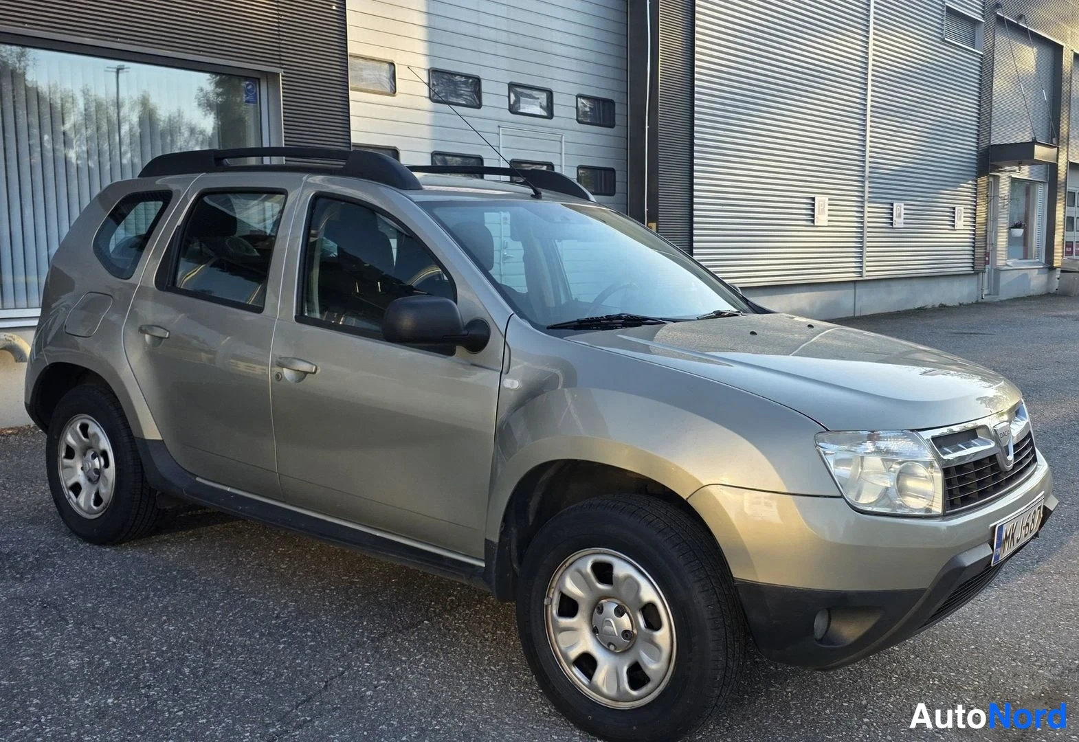 Beige Dacia Duster 2010, etuviisto, keula oikealle, kuva 6