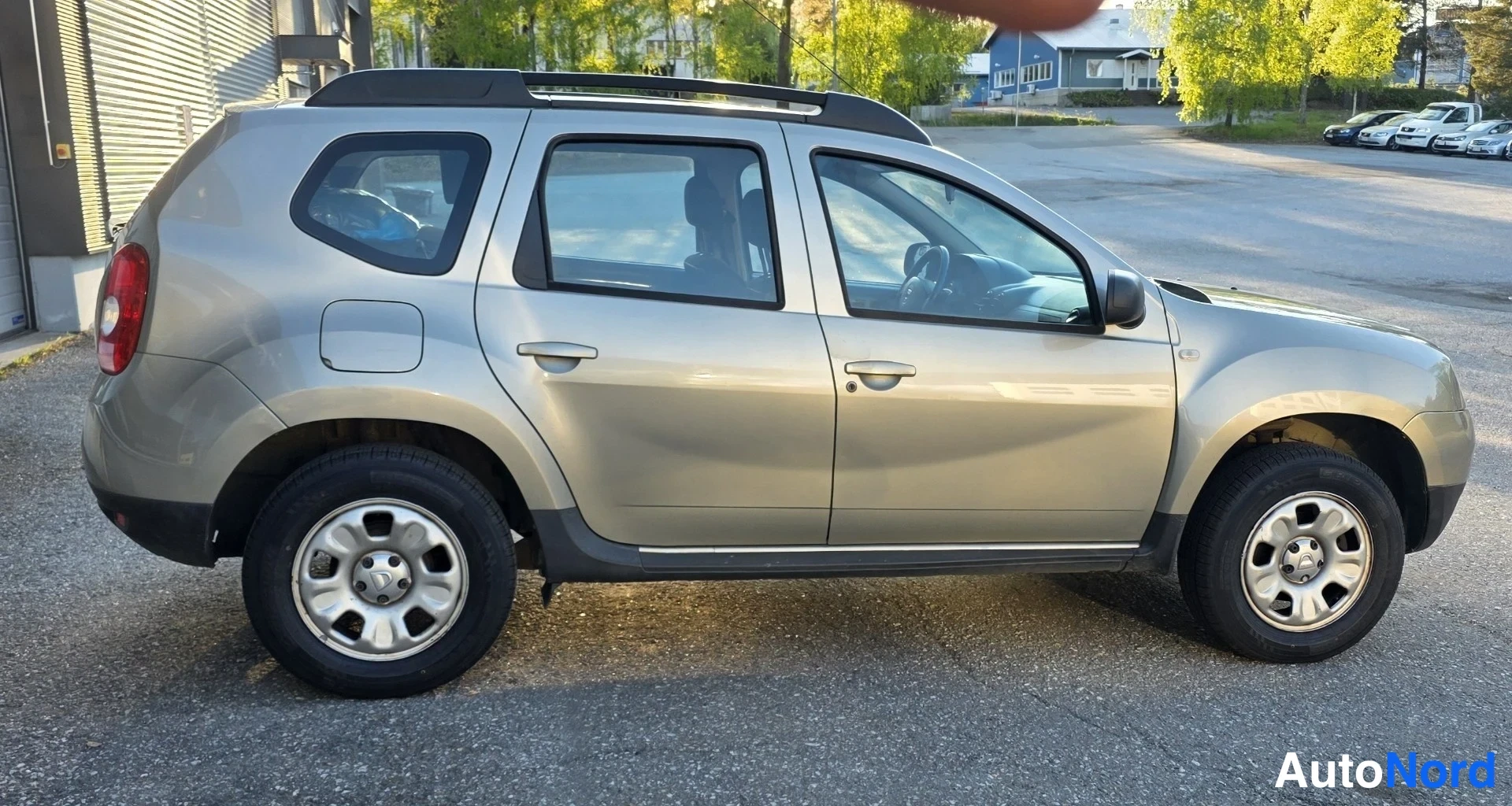 Beige Dacia Duster 2010, sivulta, kuva 10