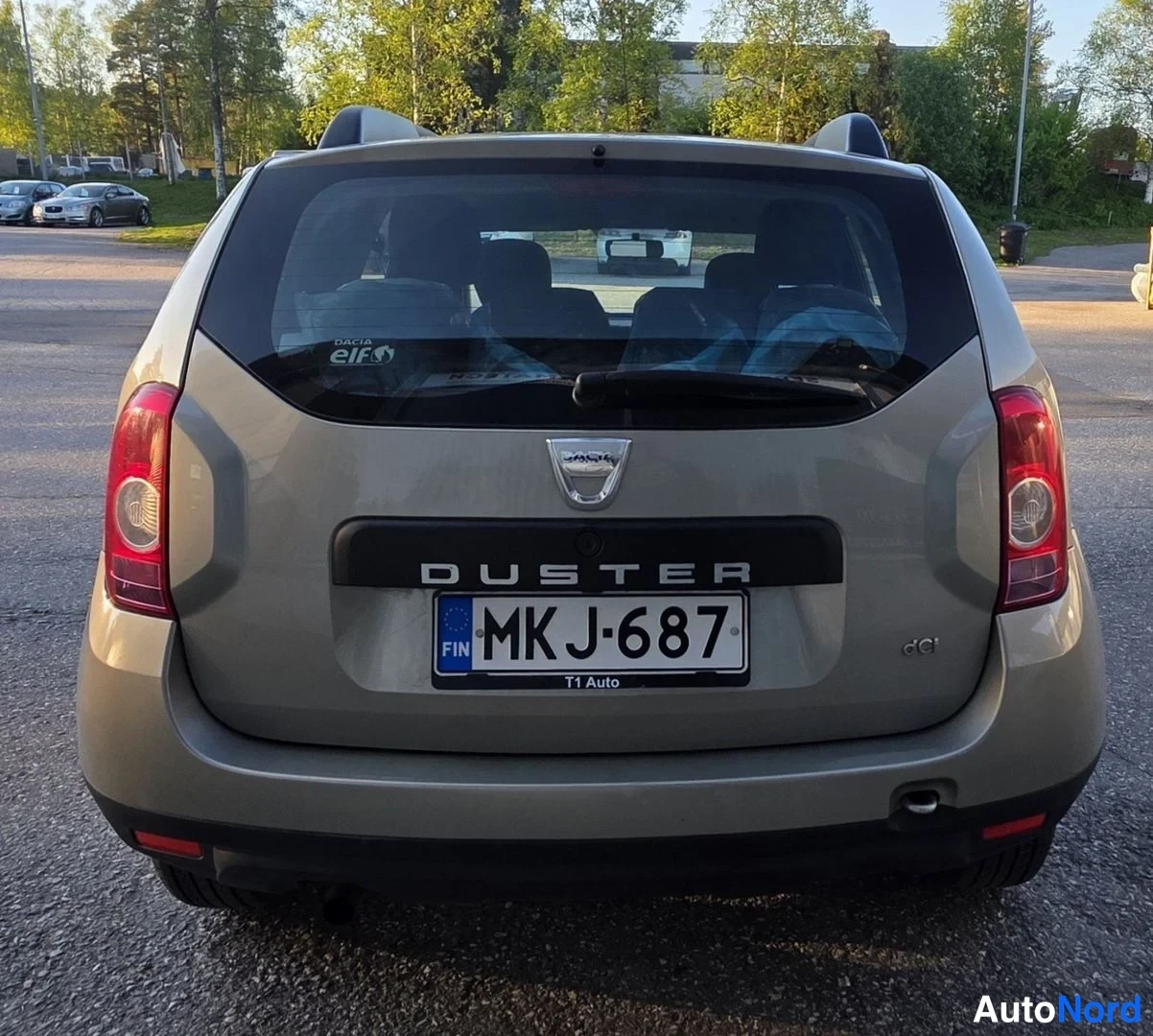 Beige Dacia Duster 2010, takaa, kuva 20