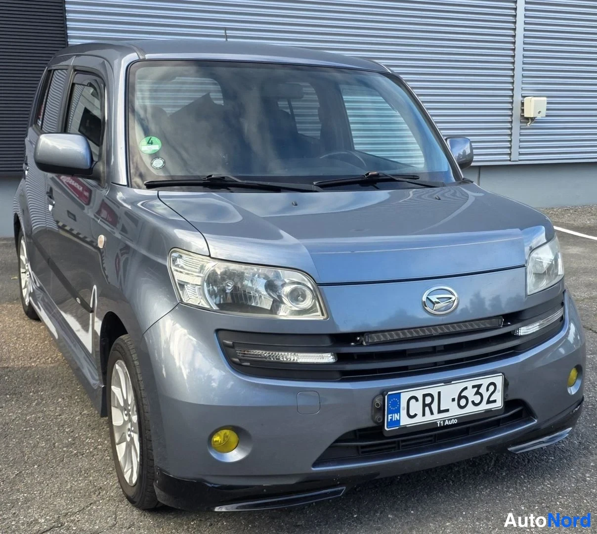 Harmaa Daihatsu Materia 2008, etuviisto, keula vasemmalle, kuva 2