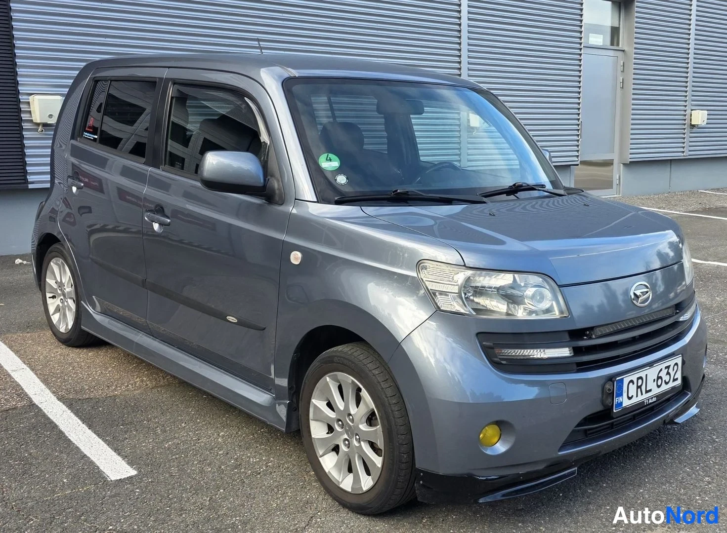 Harmaa Daihatsu Materia 2008, etuviisto, keula vasemmalle, kuva 3