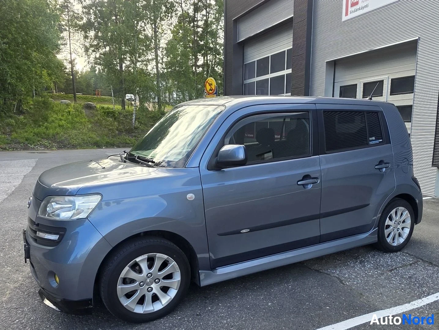 Harmaa Daihatsu Materia 2008, etuviisto, keula vasemmalle, kuva 6