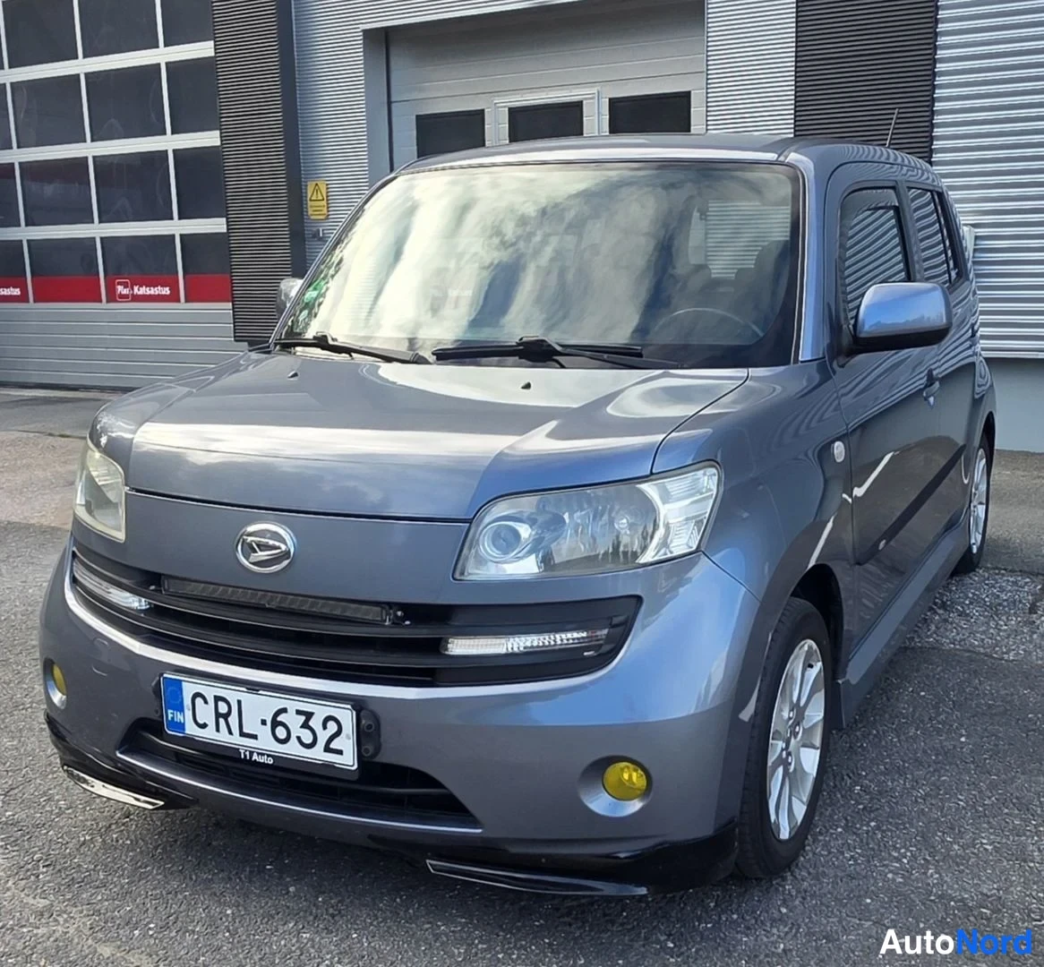Harmaa Daihatsu Materia 2008, etuviisto, keula vasemmalle, kuva 8