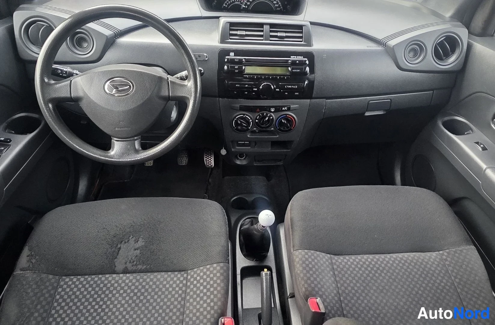 Harmaa Daihatsu Materia 2008, ohjaamo, kuva 20