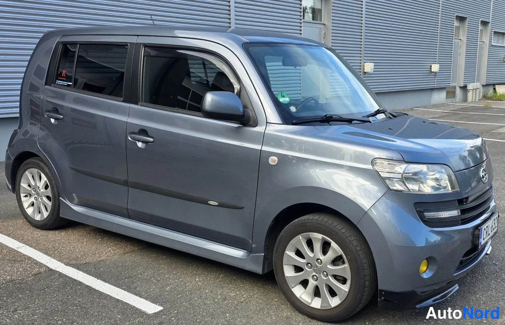 Harmaa Daihatsu Materia 2008, etuviisto, keula vasemmalle, kuva 4
