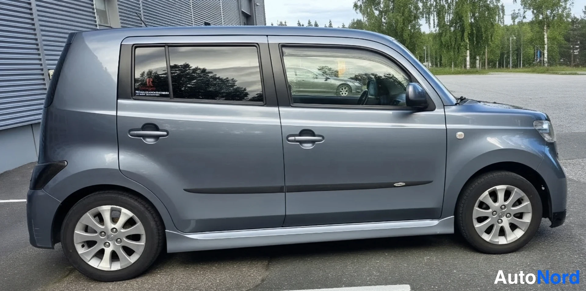 Harmaa Daihatsu Materia 2008, etuviisto, keula oikealle, kuva 9