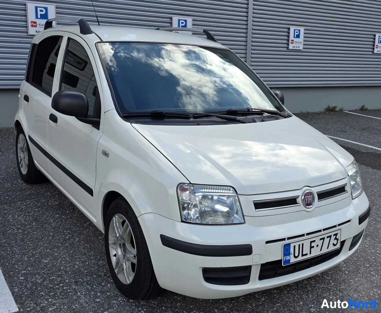 Valkoinen Fiat Panda 2010, etuviisto, keula oikealle, kuva 2