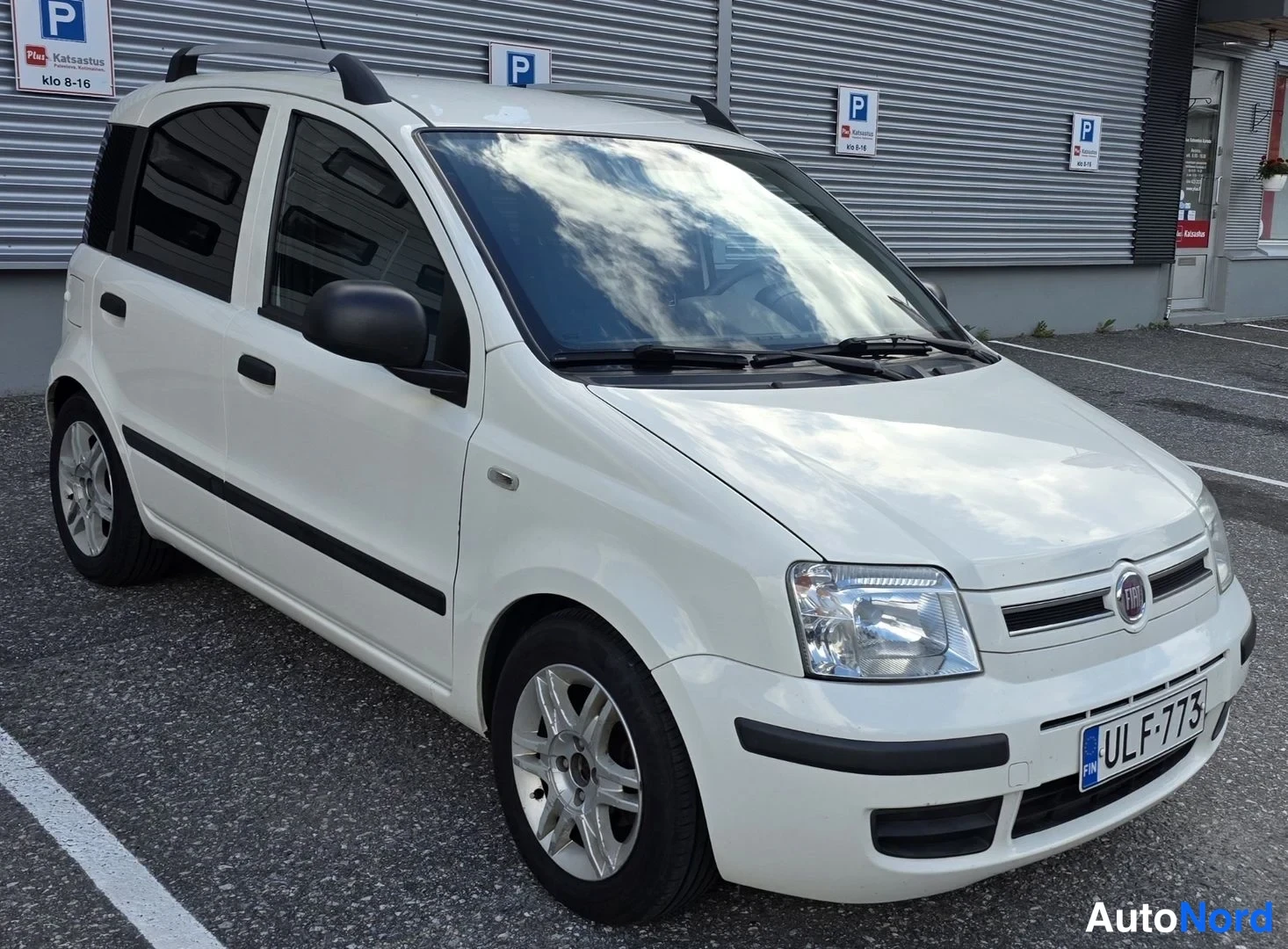 Valkoinen Fiat Panda 2010, etuviisto, keula oikealle, kuva 4