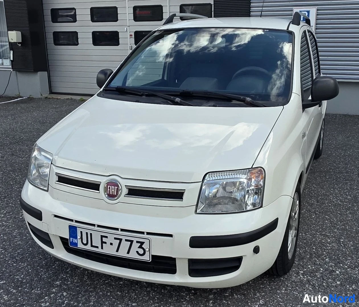 Valkoinen Fiat Panda 2010, etuviisto, keula vasemmalle, kuva 3