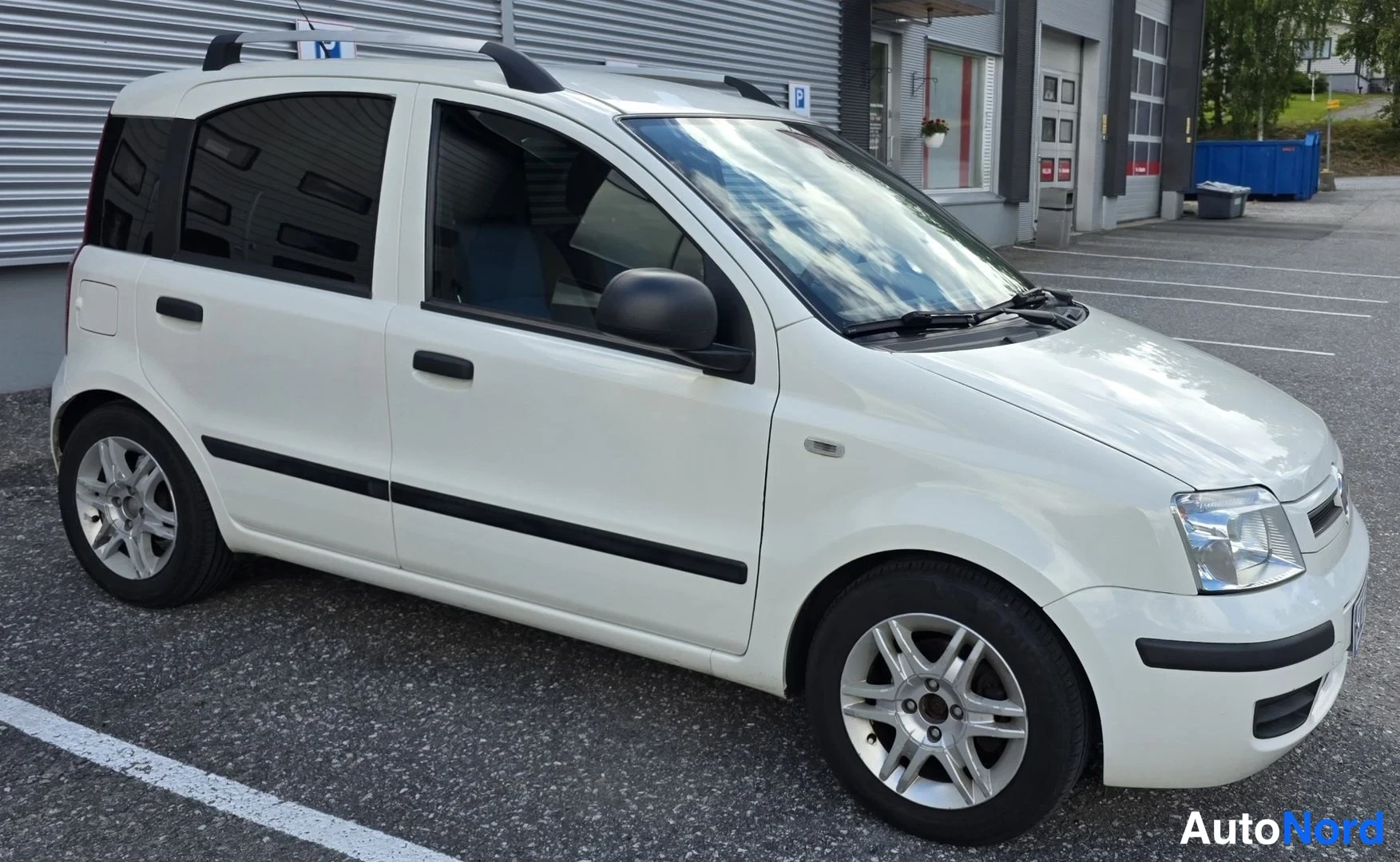 Valkoinen Fiat Panda 2010, etuviisto, keula oikealle, kuva 5