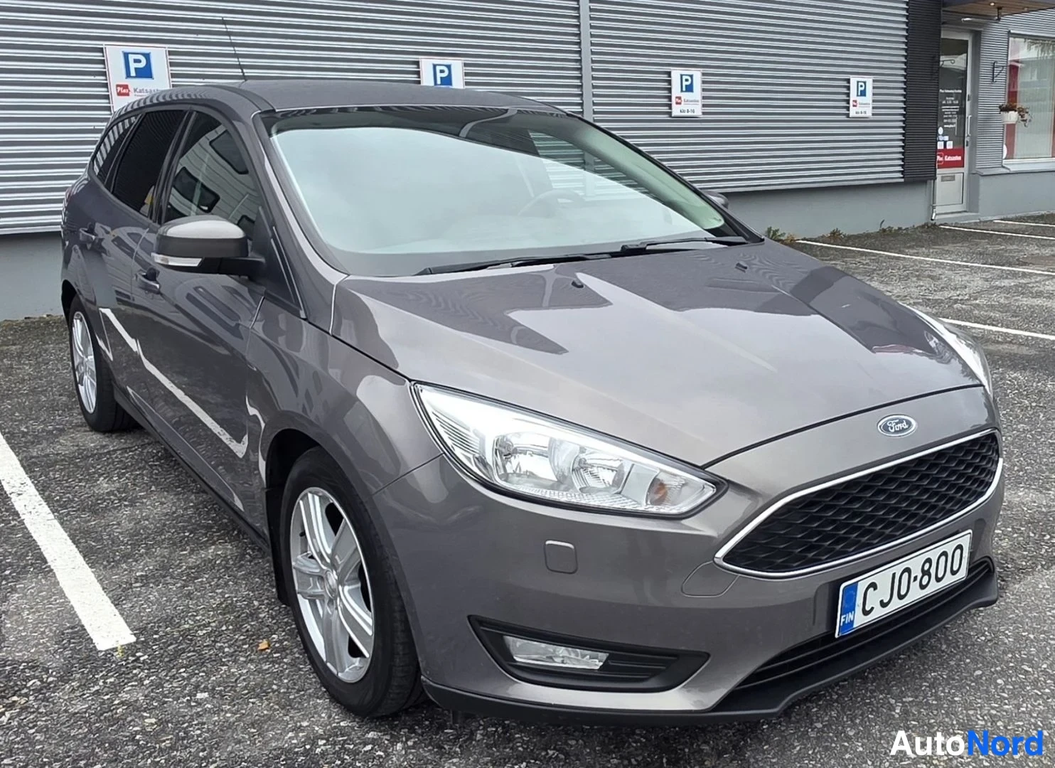 Harmaa Ford Focus 2015, etuviisto, keula oikealle, kuva 6
