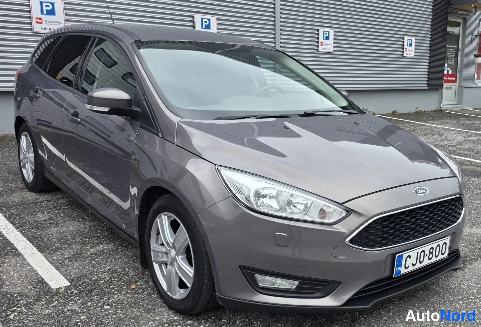 Harmaa Ford Focus 2015, etuviisto, keula oikealle, kuva 7