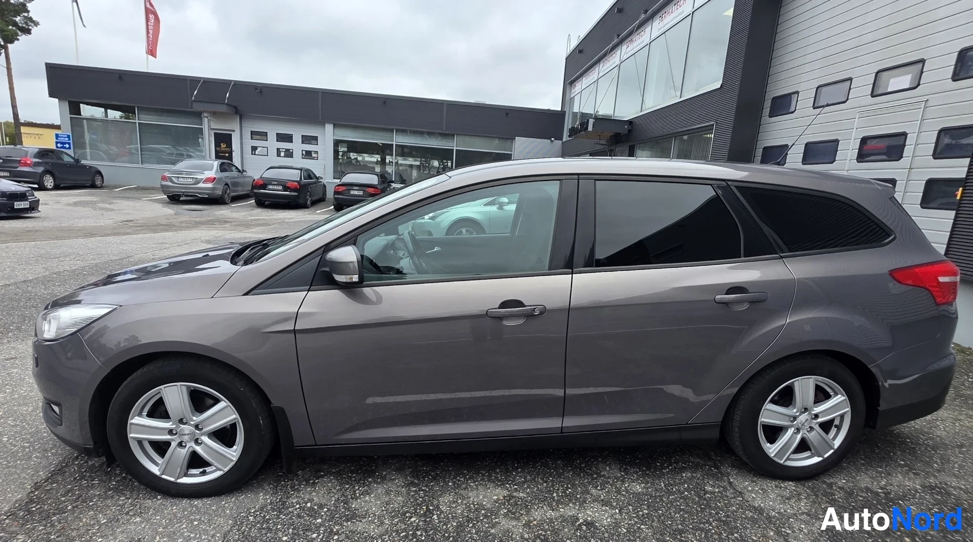 Harmaa Ford Focus 2015, etuviisto, keula vasemmalle, kuva 5