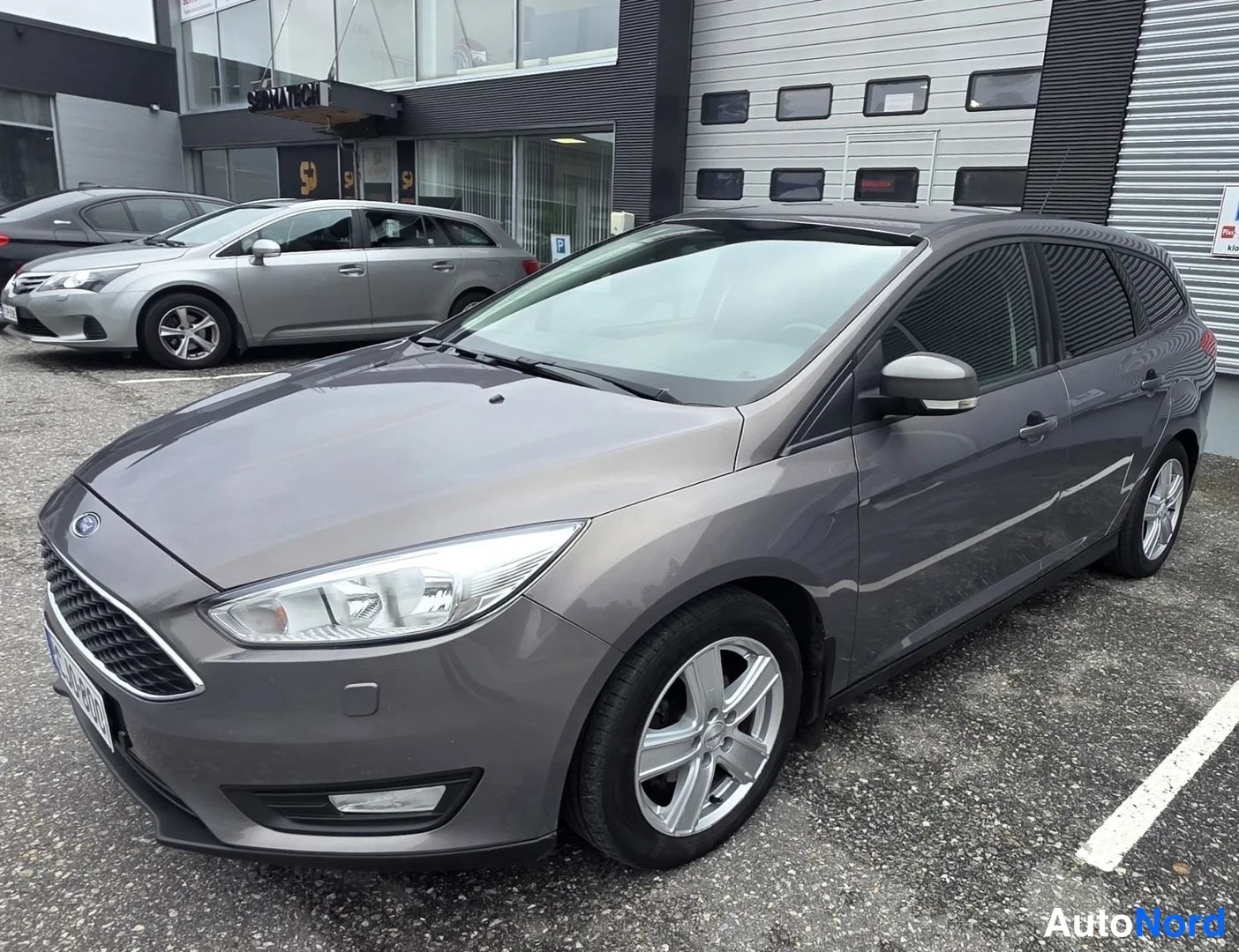 Harmaa Ford Focus 2015, etuviisto, keula vasemmalle, kuva 3