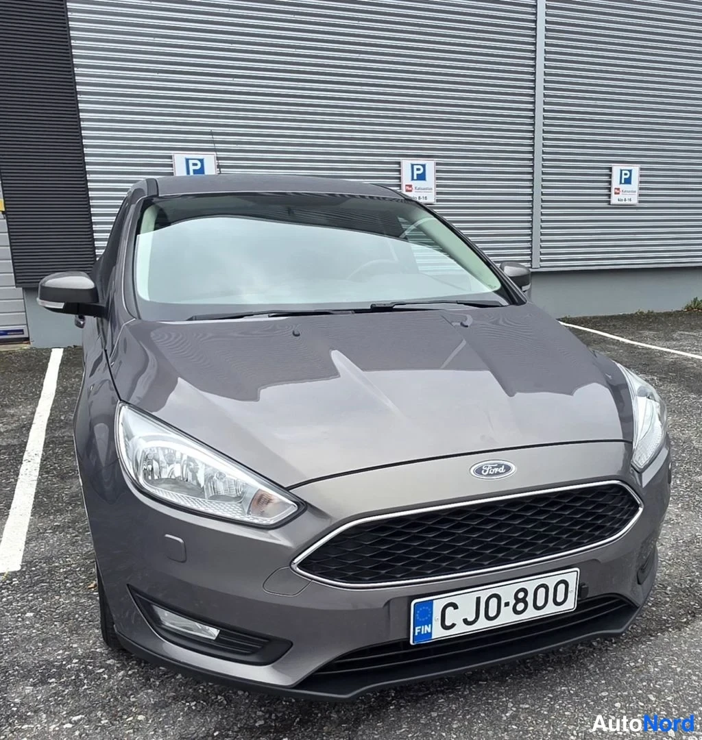 Harmaa Ford Focus 2015, edestä, kuva 12