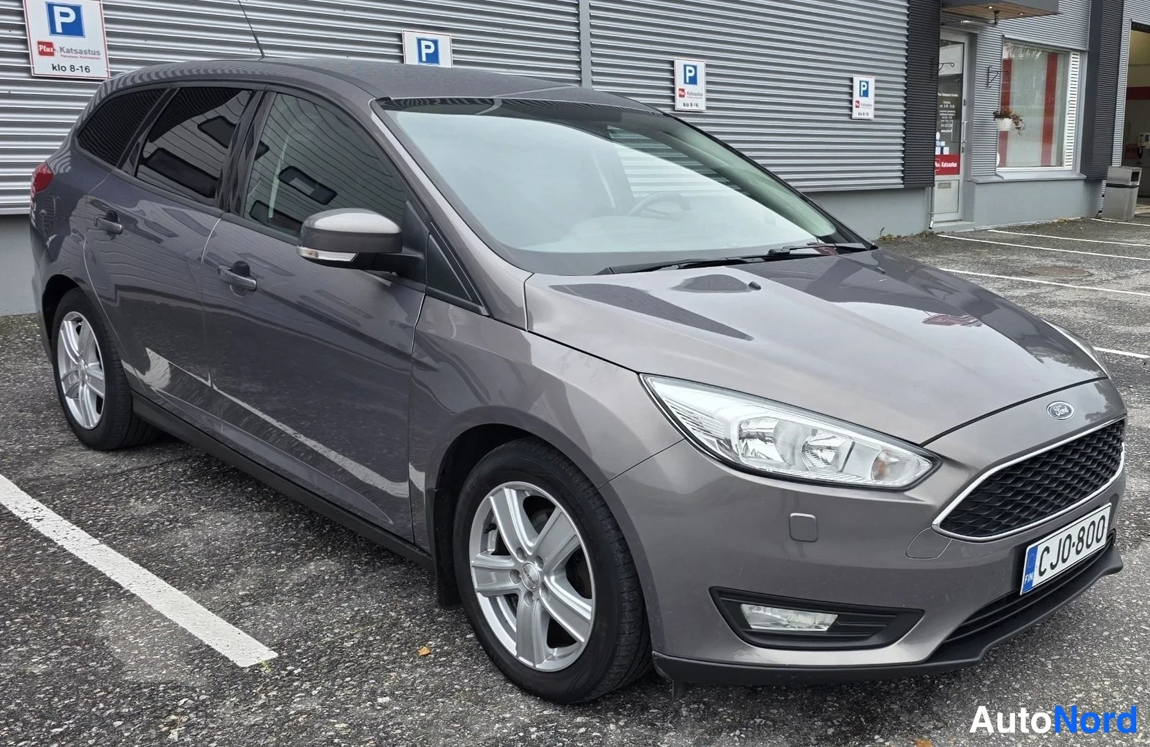 Harmaa Ford Focus 2015, etuviisto, keula oikealle, kuva 8