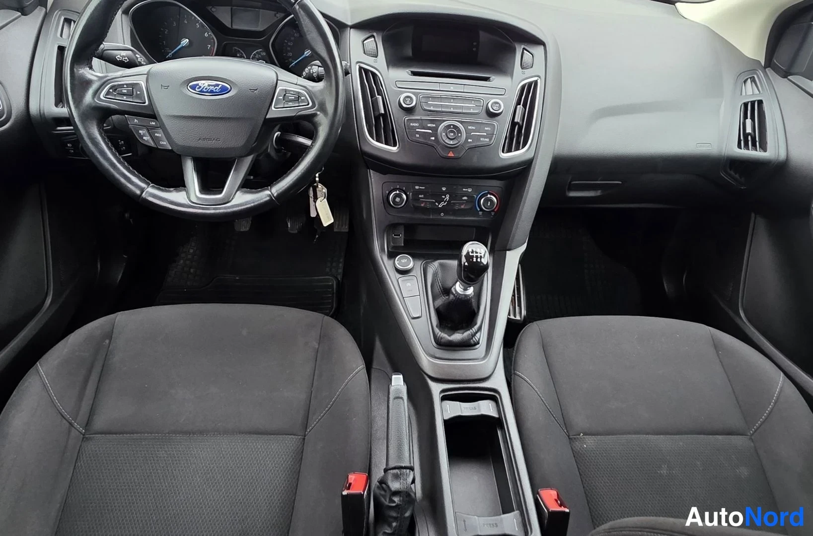 Harmaa Ford Focus 2015, ohjaamo, kuva 22