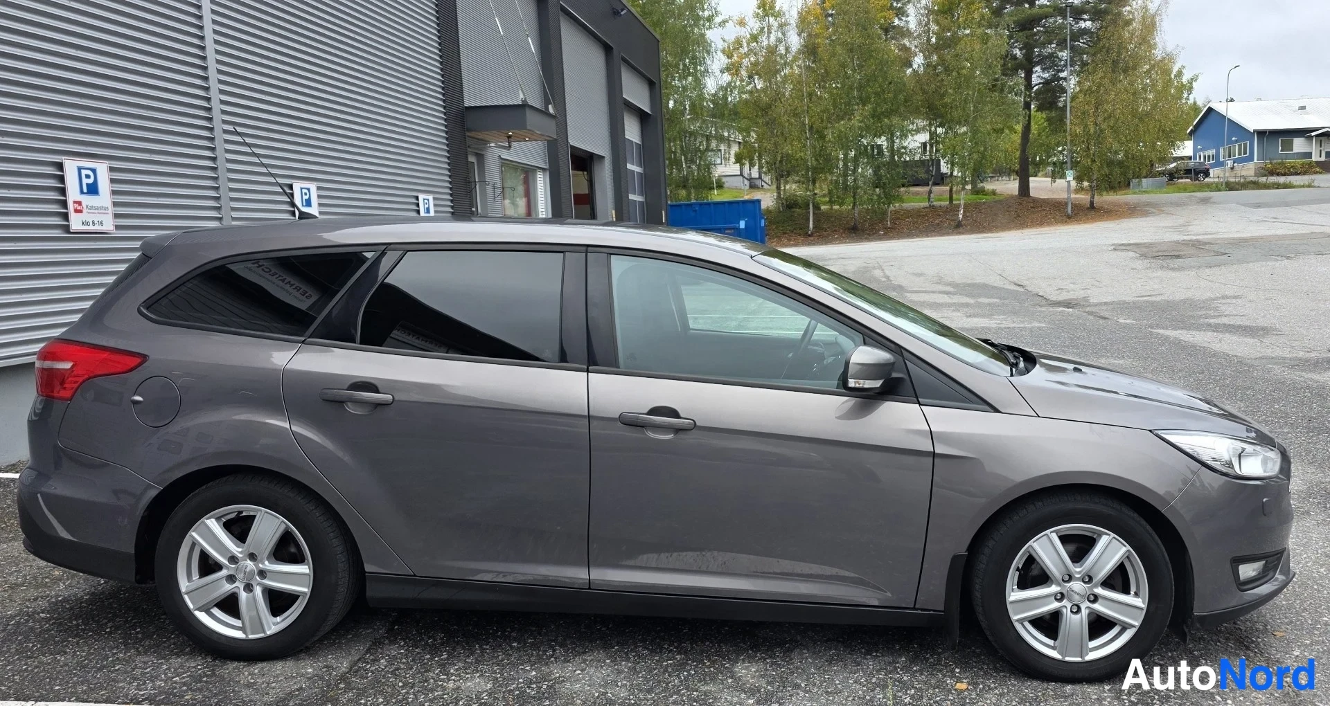 Harmaa Ford Focus 2015, etuviisto, keula oikealle, kuva 11