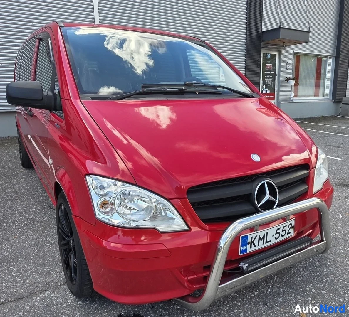 Punainen Mercedes-Benz Vito 116 CDI 2013, etuviisto, keula oikealle, kuva 6