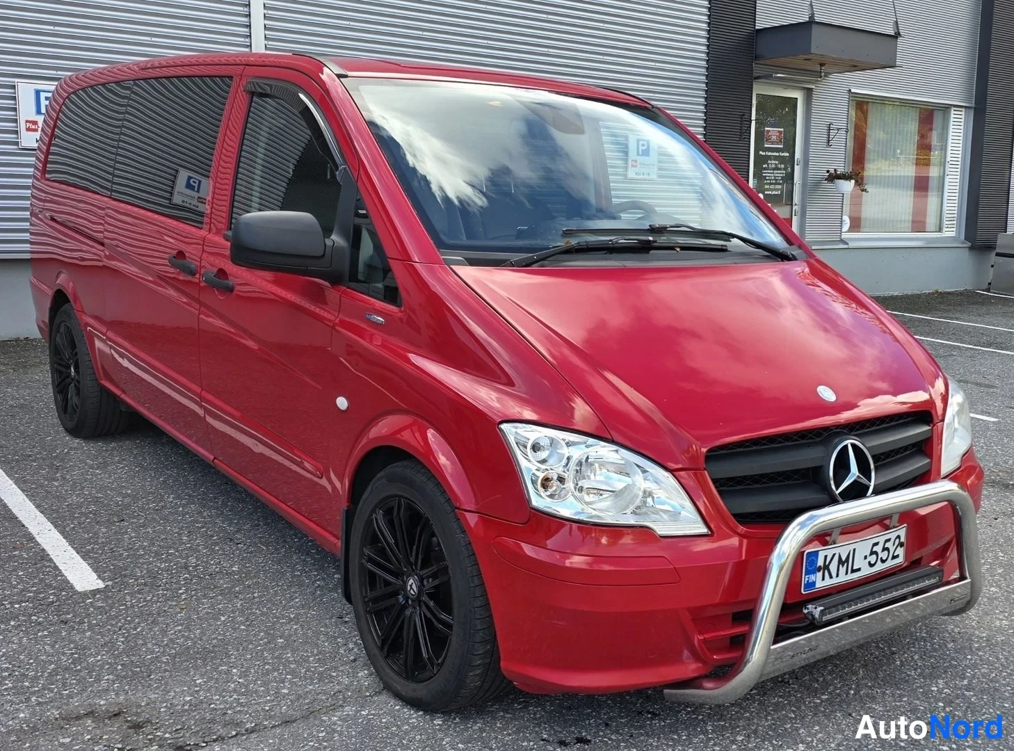 Punainen Mercedes-Benz Vito 116 CDI 2013, etuviisto, keula oikealle, kuva 7