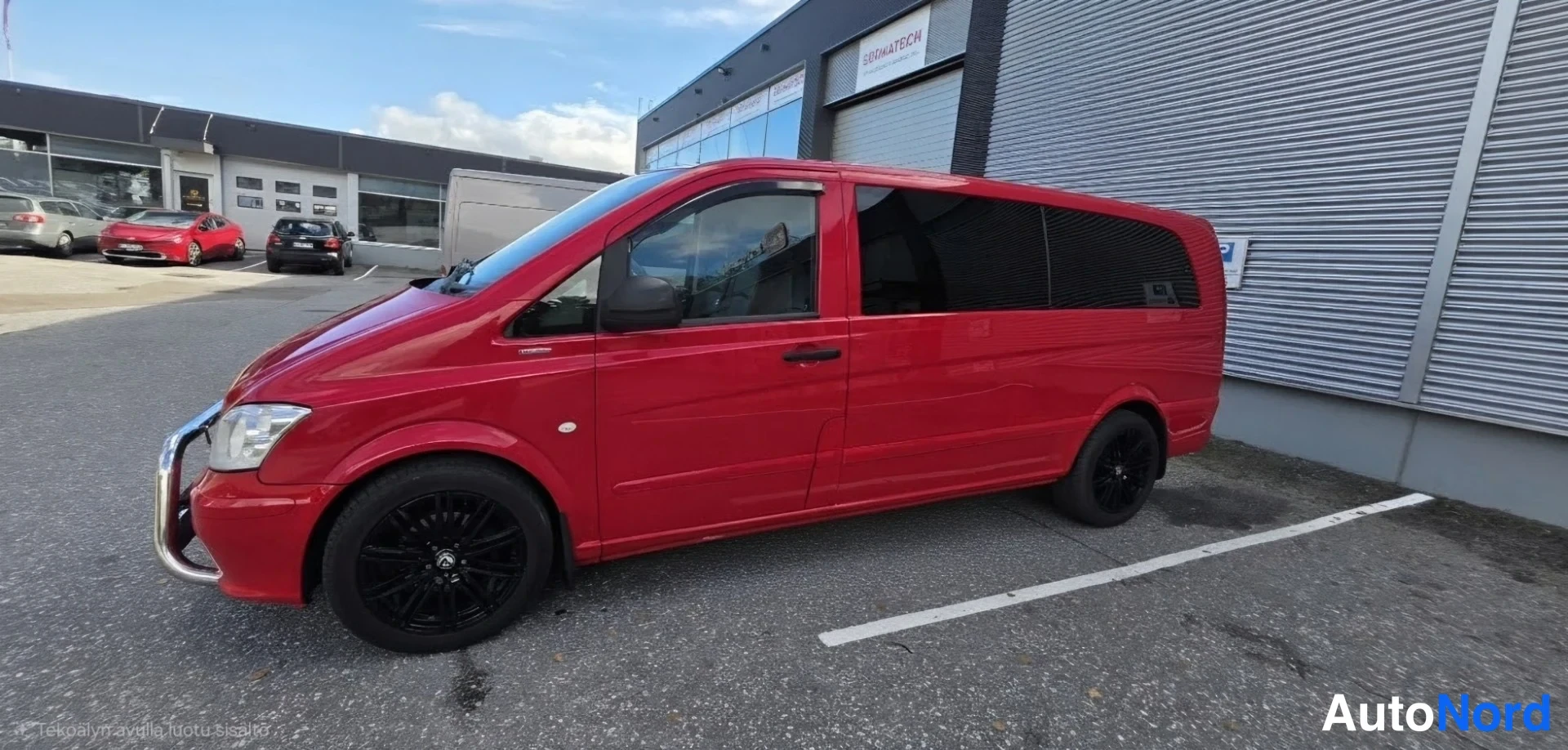 Punainen Mercedes-Benz Vito 116 CDI 2013, etuviisto, keula vasemmalle, kuva 2