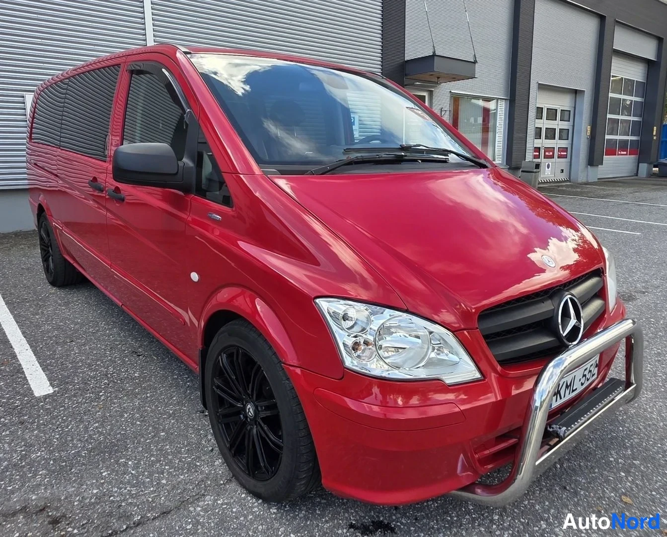 Punainen Mercedes-Benz Vito 116 CDI 2013, etuviisto, keula oikealle, kuva 8
