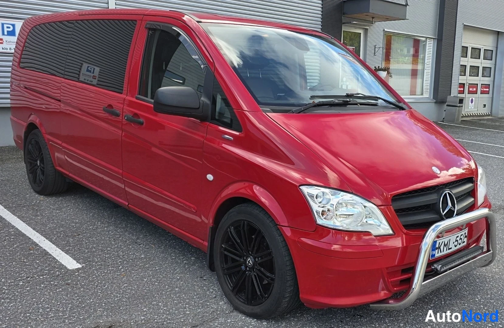 Punainen Mercedes-Benz Vito 116 CDI 2013, etuviisto, keula oikealle, kuva 9