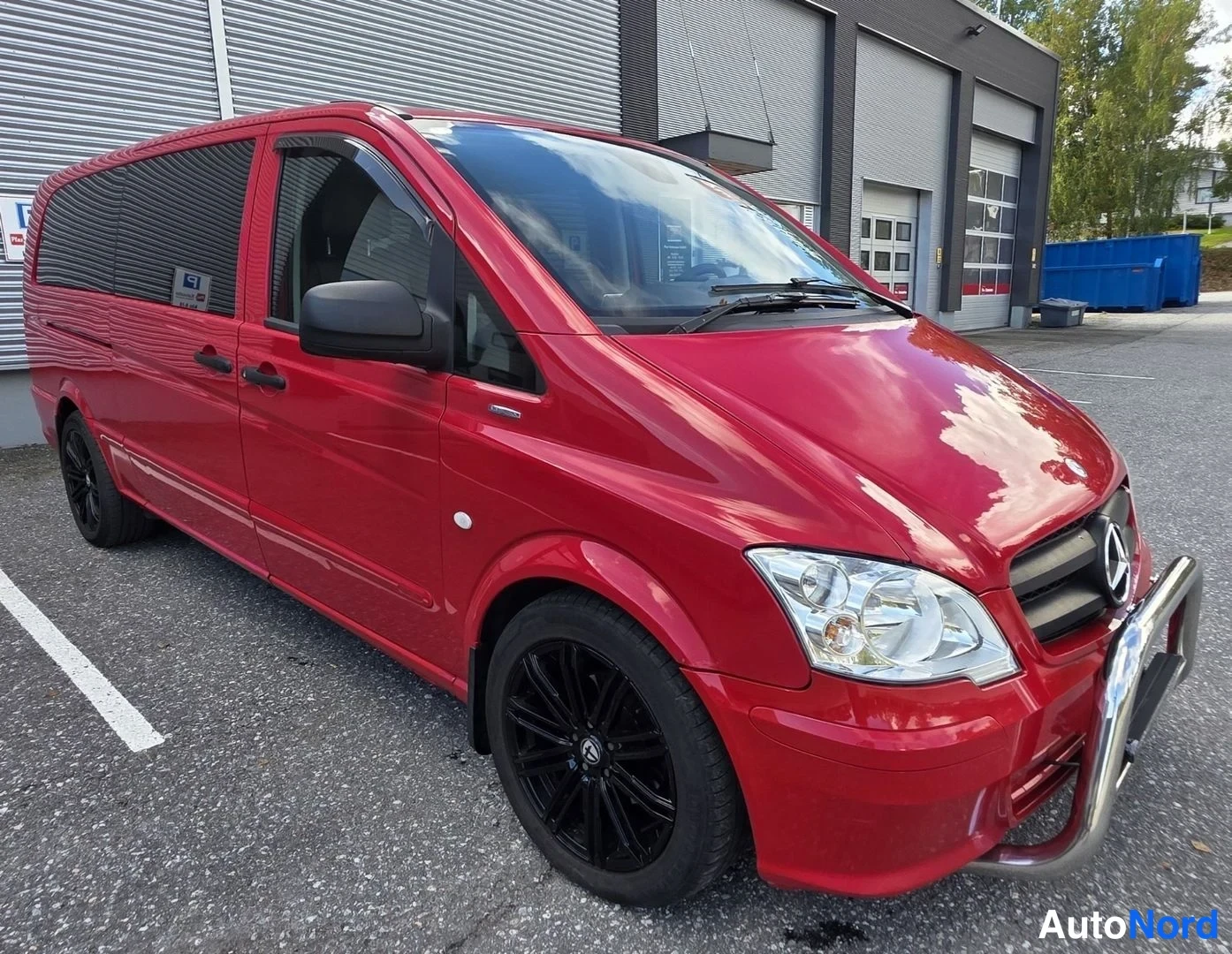 Punainen Mercedes-Benz Vito 116 CDI 2013, etuviisto, keula oikealle, kuva 3