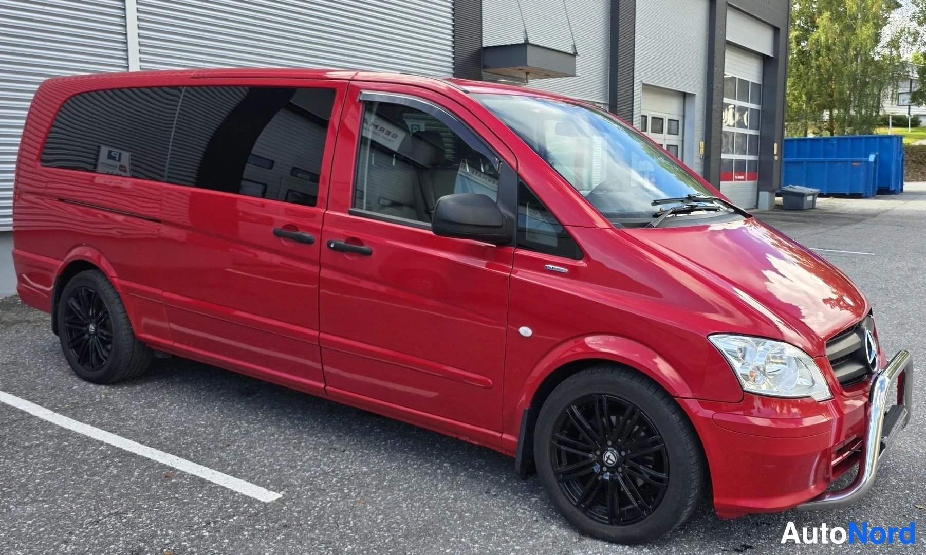 Punainen Mercedes-Benz Vito 116 CDI 2013, etuviisto, keula oikealle, kuva 4