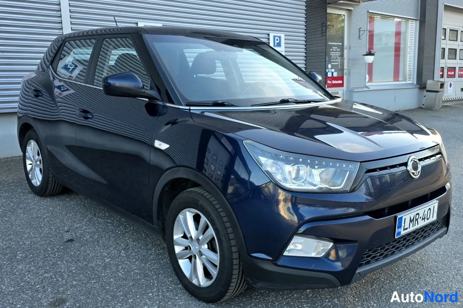 Sininen Ssangyong Tivoli 2015, etuviisto, keula oikealle, kuva 3