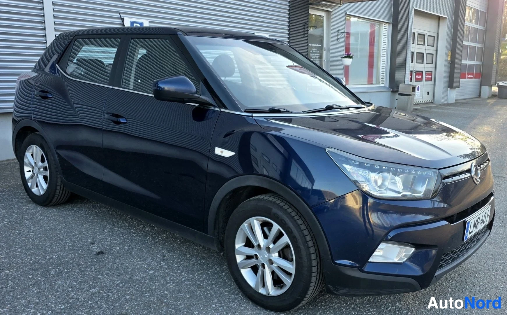 Sininen Ssangyong Tivoli 2015, etuviisto, keula oikealle, kuva 4