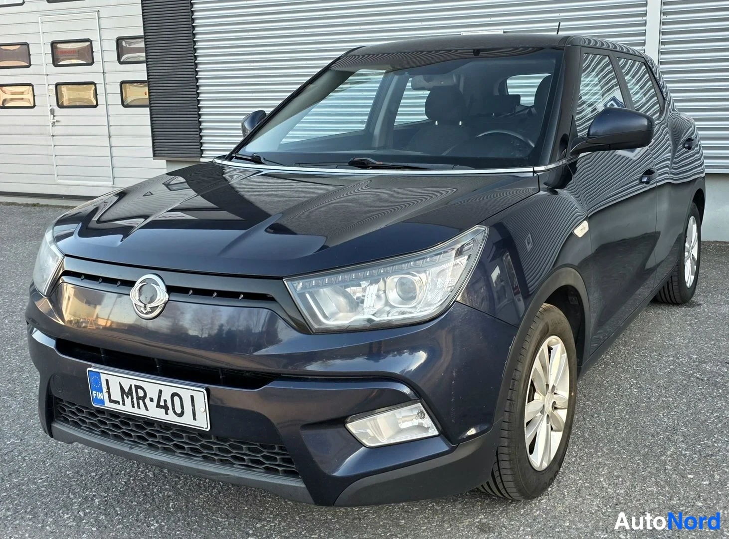 Sininen Ssangyong Tivoli 2015, etuviisto, keula vasemmalle, kuva 2