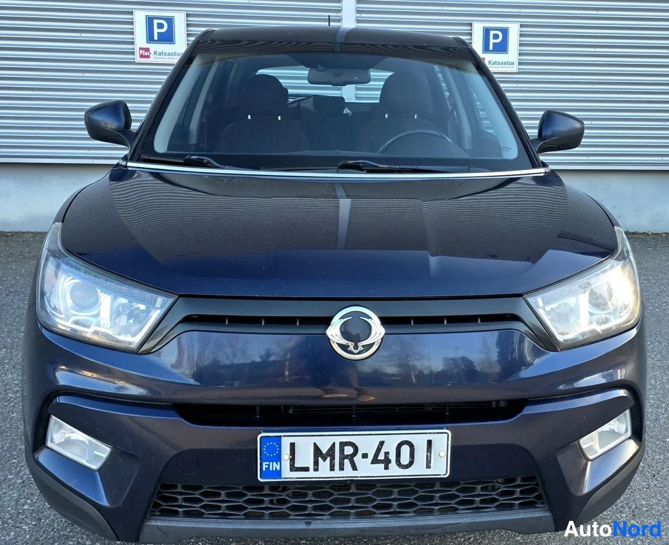 Sininen Ssangyong Tivoli 2015, edestä, kuva 6