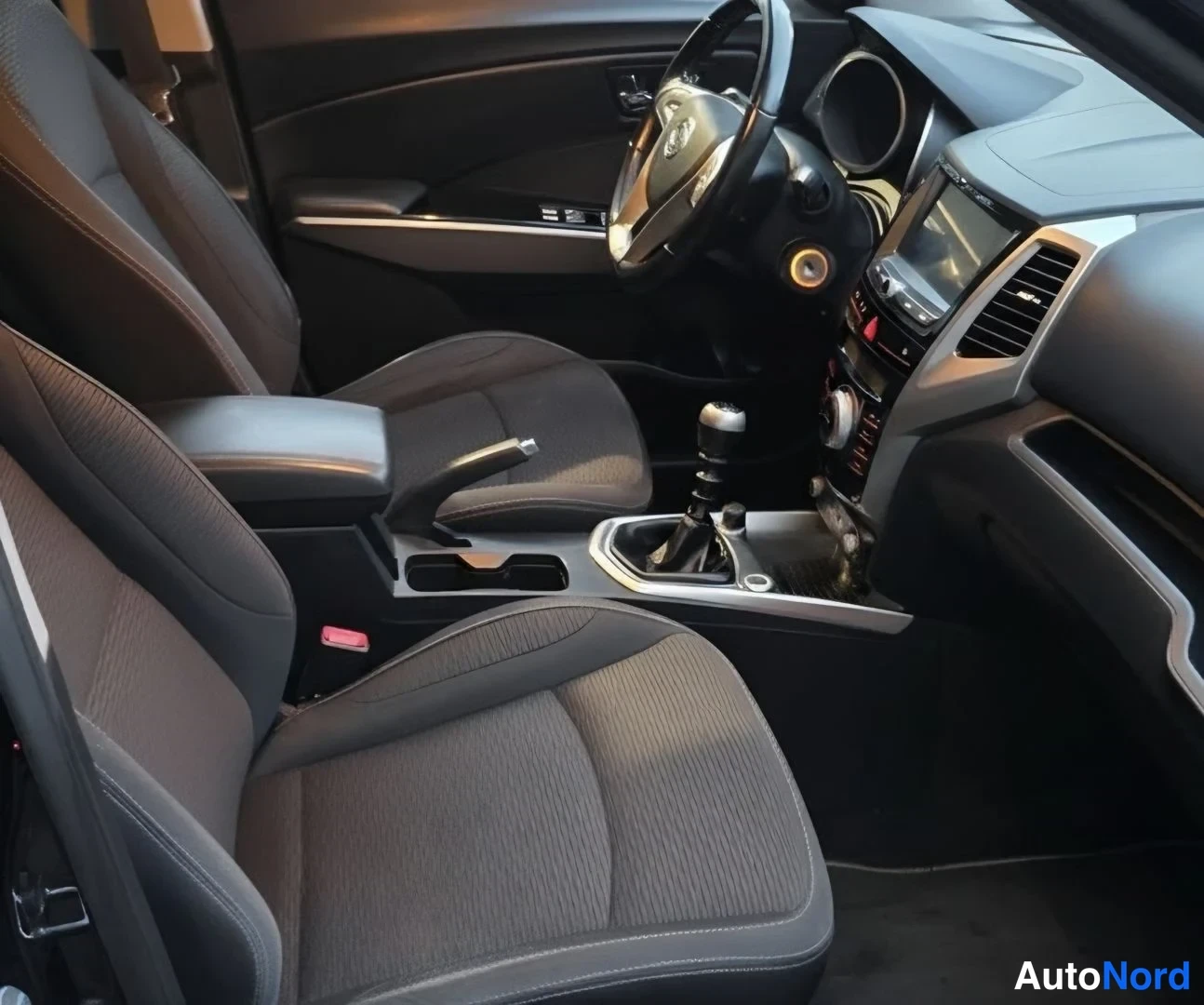 Sininen Ssangyong Tivoli 2015, ohjaamo, kuva 14