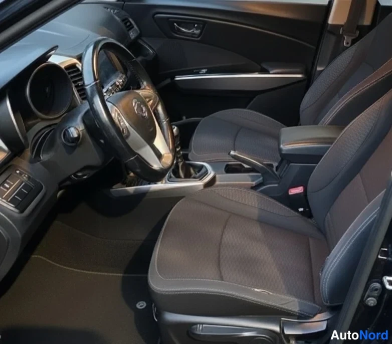 Sininen Ssangyong Tivoli 2015, etuistuimet, kuva 16